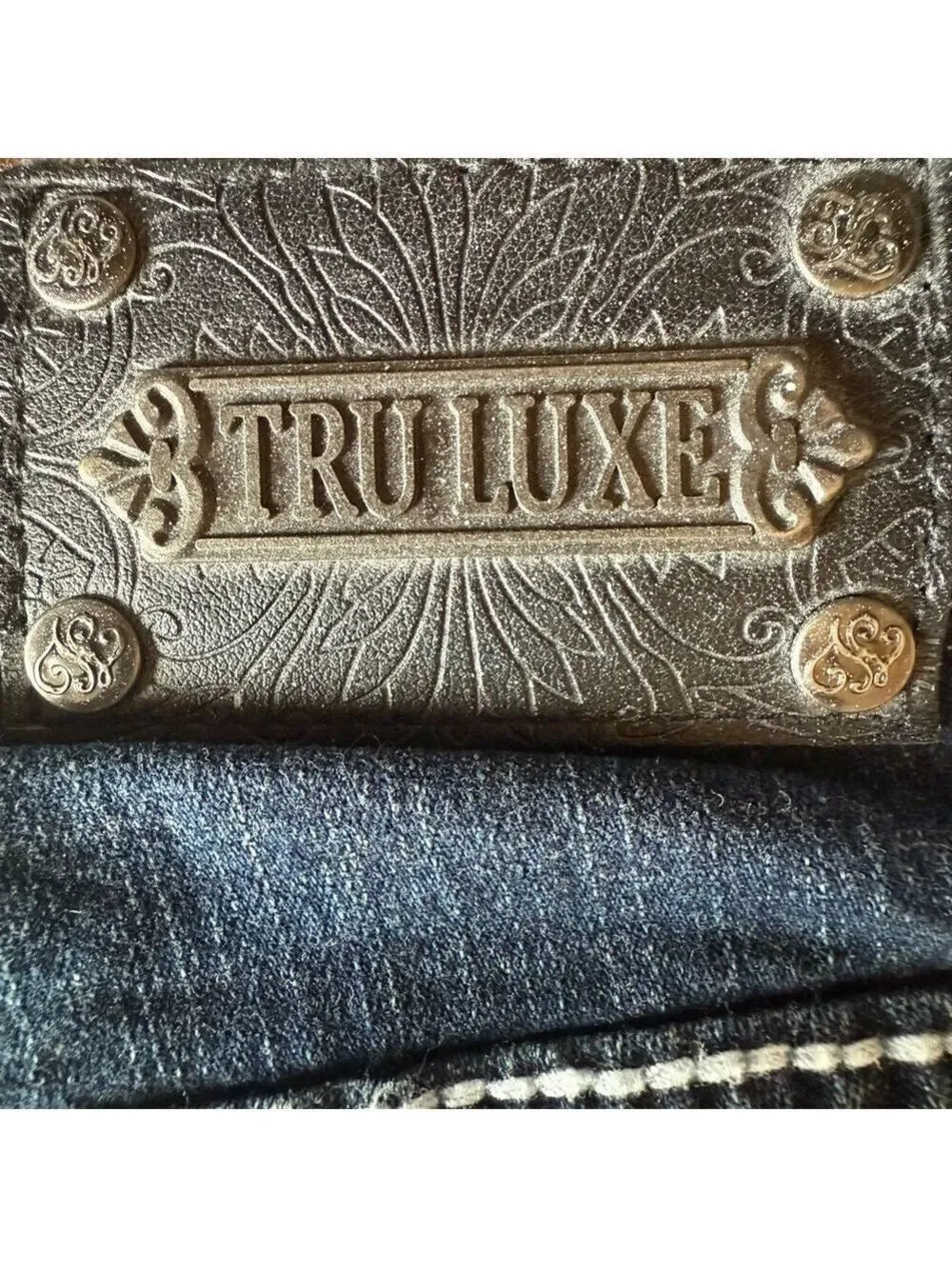 TRU LUXE✨ Women’s Mid-Rise Embellished Capri Jeans 💎🌟👡 Size 8